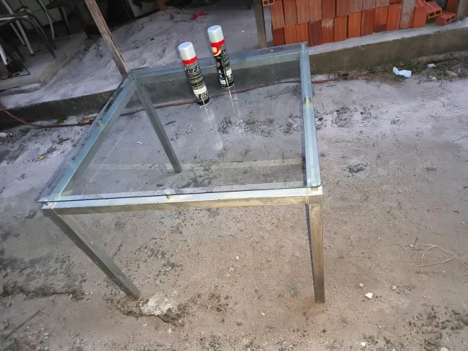Mesa c/ tampo de vidro 1x1 m, pés de alumínio com detalhes + 02 frascos de spray pintura