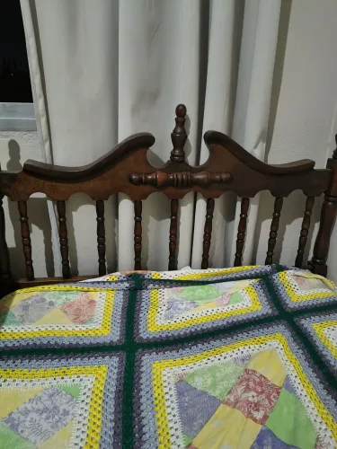 Cama de madeira para solteiro