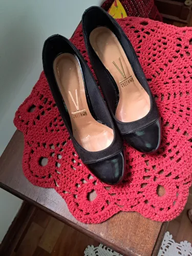 Sapato scarpin Vizzano preto e dourado num 37