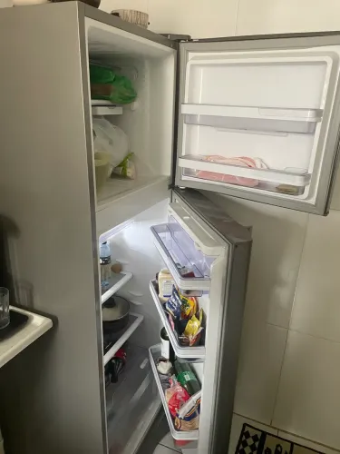 Geladeira Eletrolux FrostFree com dispenser de água na porta