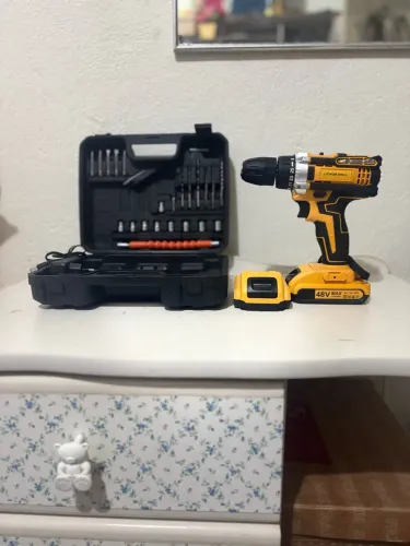 Furadeira e parafusadeira elétrica com 2 baterias + carregador + kit com 24 peças de chave