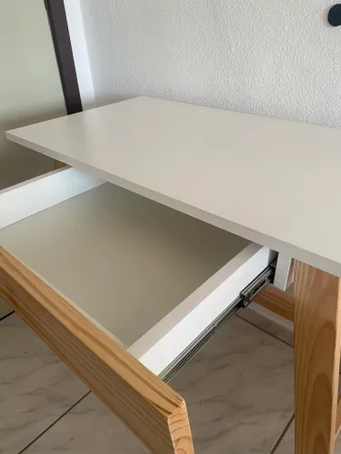 Escrivaninha em MDF e madeira Pinus