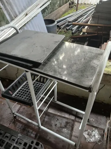Movel apoio com prateleiras em granito ,e tubo redondo
