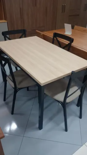 Vendo mesa na caixa ( sem as cadeiras, apenas a mesa)