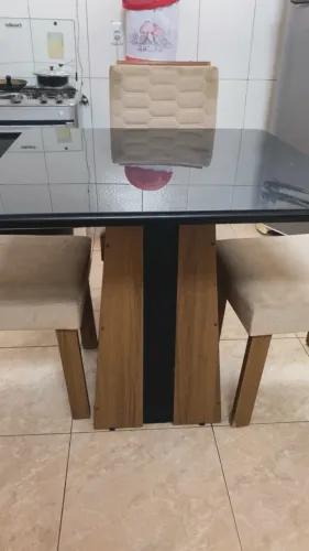 Mesa de Vidro com cadeiras reforçadas