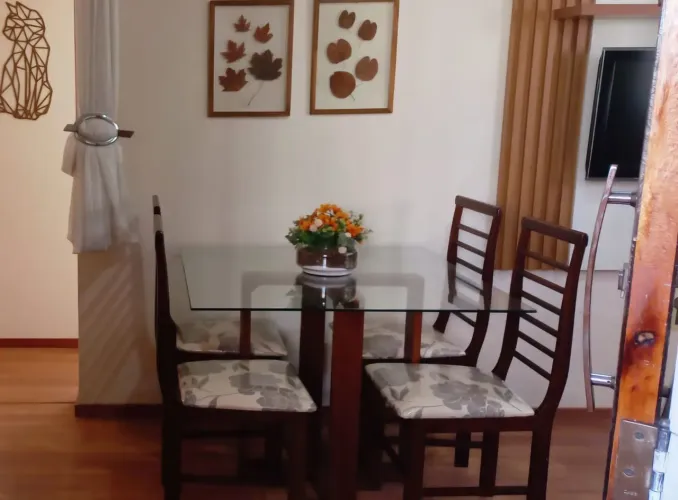 Mesa de vidro com 4 cadeiras
