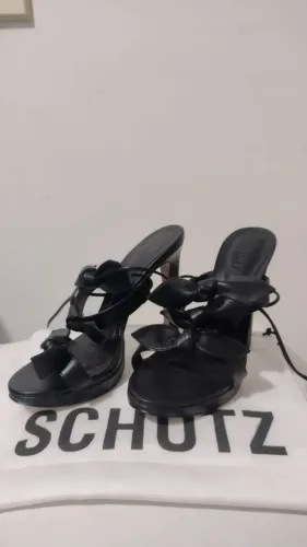 Sandália Schutz Alia Preta Laço - TAM 35 (NOVA / NUNCA USADA)