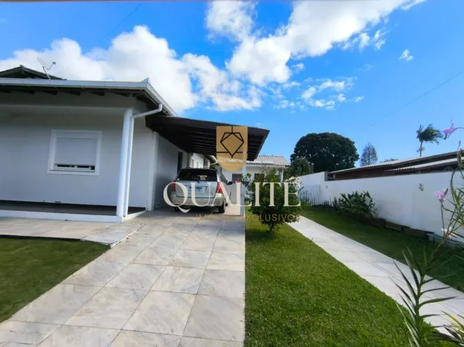 Casa ampla e sofisticada, com 4 suítes, lareira, área de lazer completa amplo terreno, por