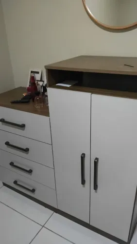 Cômoda 2 portas e 4 gavetas nova