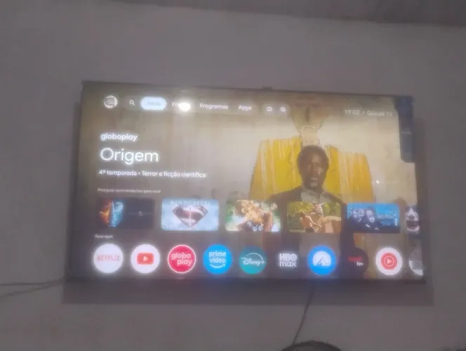 Uma TV Philips de 65 polegadas