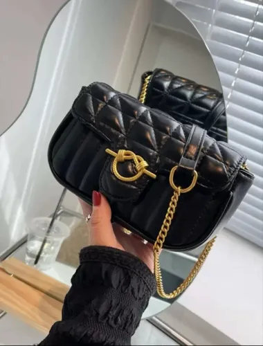 Bolsa preta com corrente