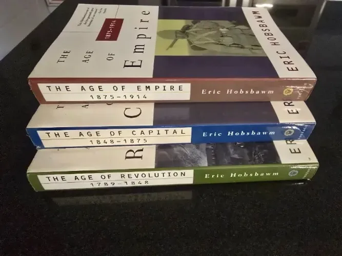 A trilogia de hobsbawm: the age of revolution; the age of capital; the age of empire.