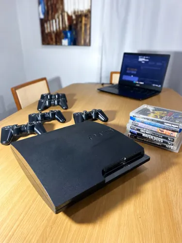 PlayStation 3 - contendo 3 controles e cabo de carregamento