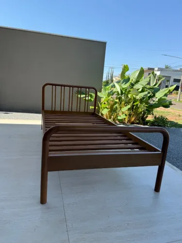 Cama solteiro Tok Stok Design assinado Fernando Jaeger