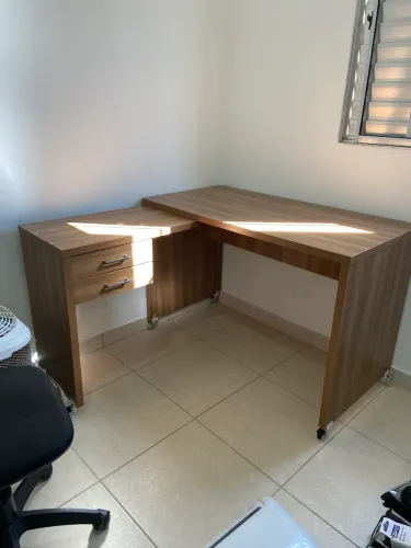 Escrivaninha com cadeira de escritório