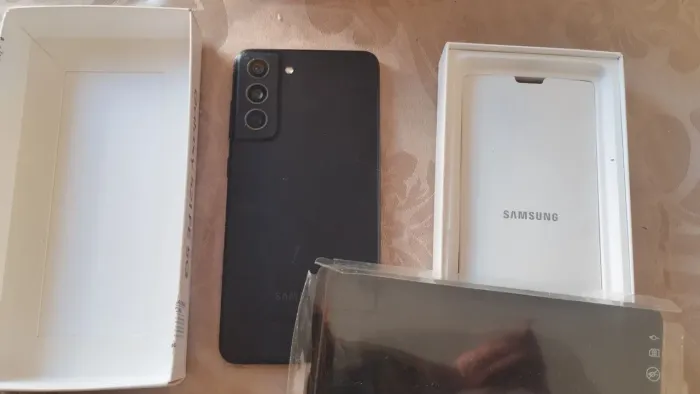 Samsung Galaxy S21 FE 5G em ótimo estado, nunca foi mexido, tela em perfeito estado.