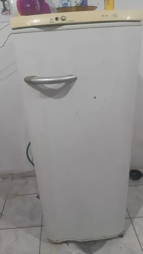 Grajau vendo: geladeira, raque, escrivaninha, mesa redonda e cadeira de escritorio