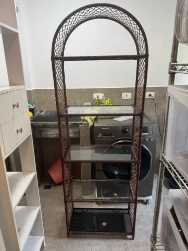 Impecável Estante rattan e vidro