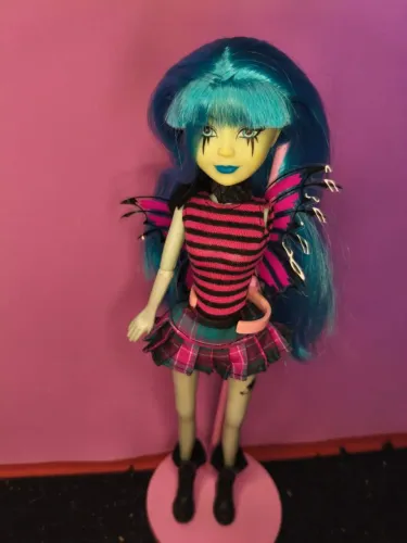 Boneca pixy punk da estrela sem um braço 