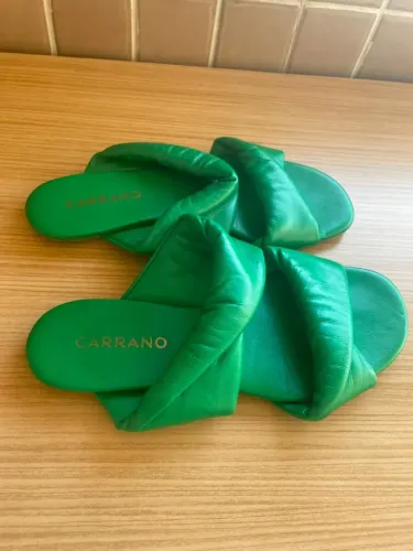 Sandália Rasteira Verde Escuro em Couro Carrano