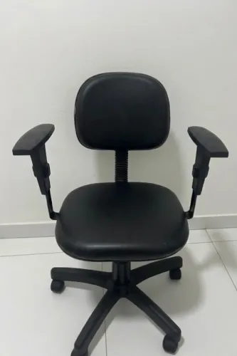 Cadeira Giratória de Escritório com Braços Reguláveis