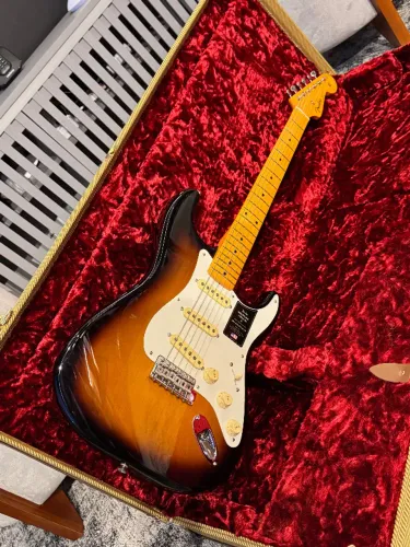 Guitarra Fender American Vintage II 1957 Stratocaster Sunburst 2024