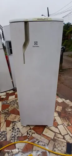 Geladeira electrolux usada ótimas condições funcionando perfeitamente entrego
