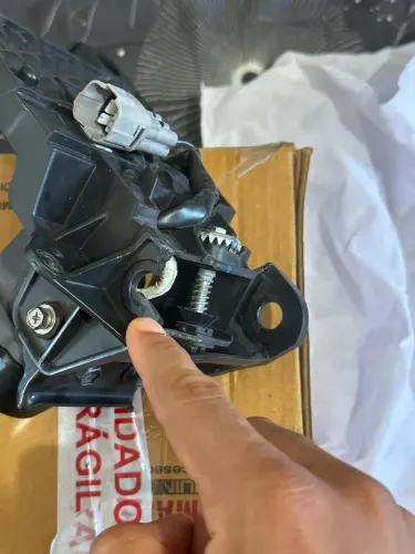 Farol projetor apenas quebrou um lado do encaixe do parafuso ORIGINl