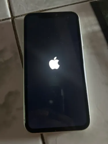 Celular iPhone 11 em ótimo estado e conservado , só um defeito no microfone e resto top