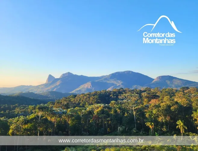 Casa à Venda em Área de 20.000m² na Região de Pedra Azul com Vista para Pedra Azul e Pedra