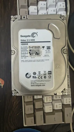 HD SEAGATE 1TB (1000GB). (ACEITO SSD DE 120GB NA TROCA)