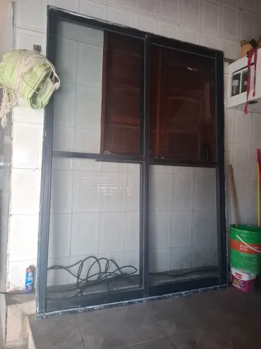 Porta de correr em alumínio duas partes com as medidas de 1,60 de largura por 2,20 