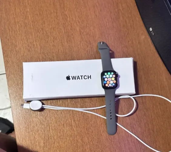 Apple Watch SE 3 (GPS, 40 mm) - Bateria 100%