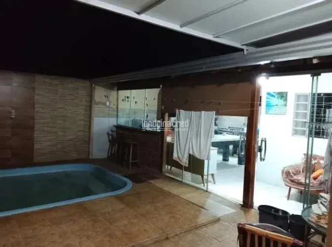 Casa à venda em Ibiporã com suíte, energia solar e ar-condicionado