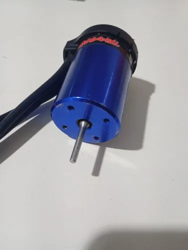 Automodelo traxxas velion 3500kv motor