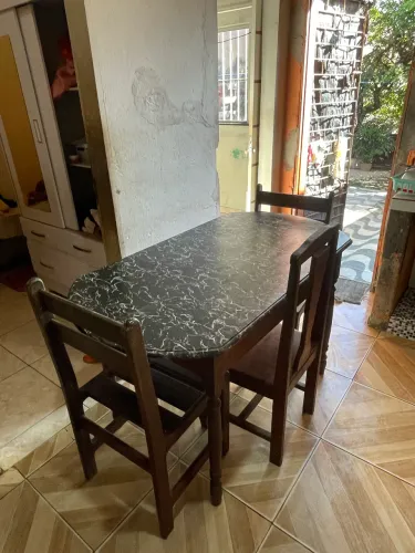 Mesa 100% madeira maciça 
