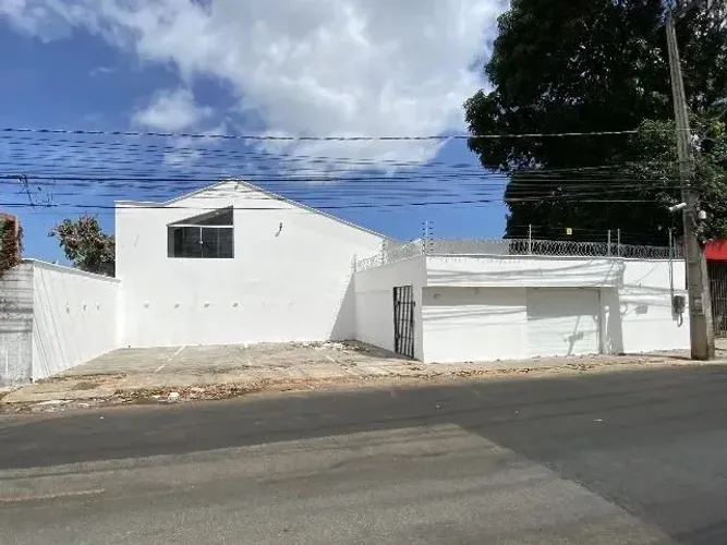 Isaías Imóveis Vende Casa Comercial no Calhau em Frente ao Ranagedor