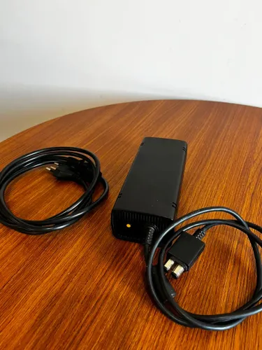 Fonte Original Microsoft Xbox 360 Slim + Cabo de Energia