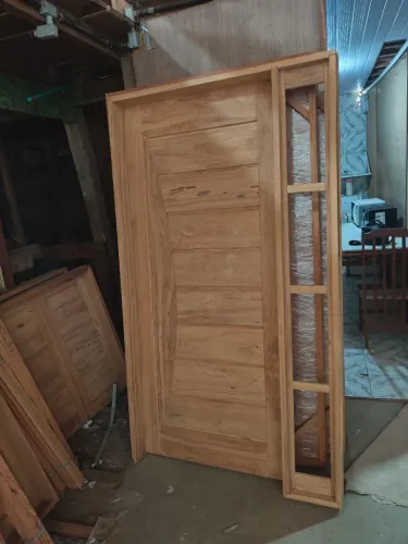 Porta de madeira maciça (preço sobre medida, valor do anúncio é simbólico)