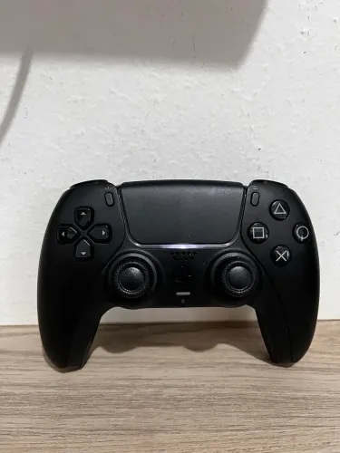 controle de ps5 preto com defeito de drift e base carregadora de ?BRINDE?