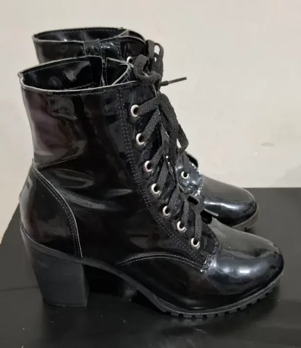 Bota coturno preta (tamanho 38) 