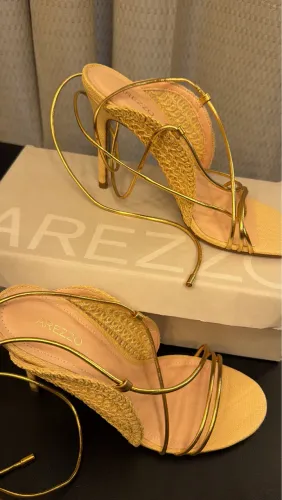Vendo sandália nova da marca Arezzo/ número 37