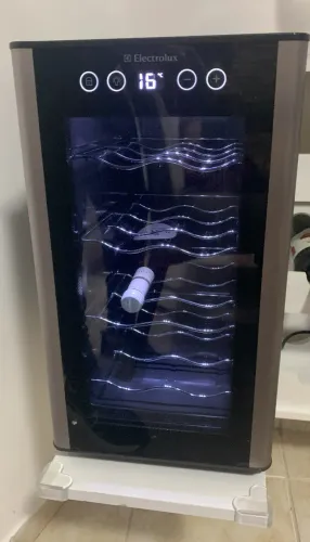 Adega de Vinho Climatizada Electrolux