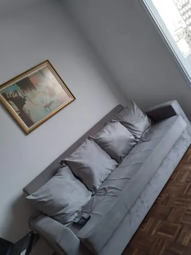 Sofá cama, três lugares, cinza.