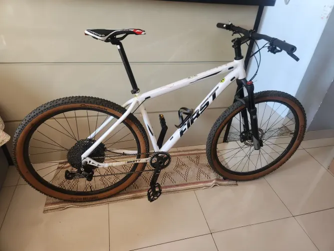bicicleta 29 First,Deore 12v,suspensão Manitou machete,rodas tubeless,freio Shimano MT200