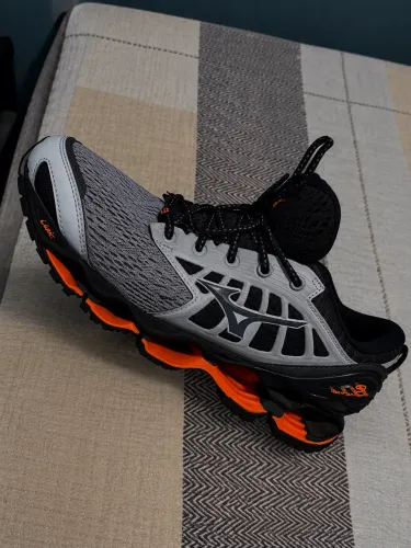Tênis Mizuno Wave Prophecy 9 (Original) (nas cores cinza, preto e laranja)