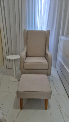 Poltrona amamentação + puff + mesa
