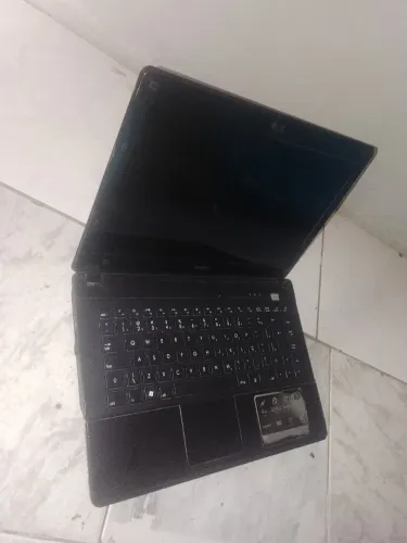 Um celular e um notebook