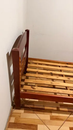 Cama de solteiro de madeira