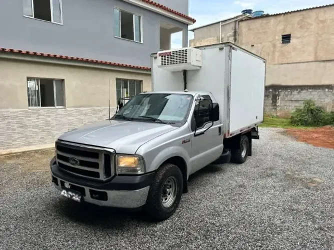 Ford F-350 2018/2019 com baú refrigerado ÚNICO DONO